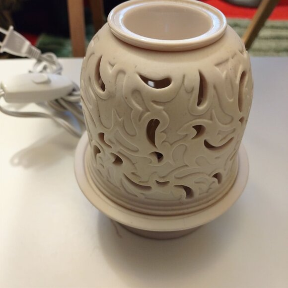 Ceramic Electric Candle Wax Warmer With Cutout Design & Plug-In Cord-LIKE NEW - Picture 1 of 8